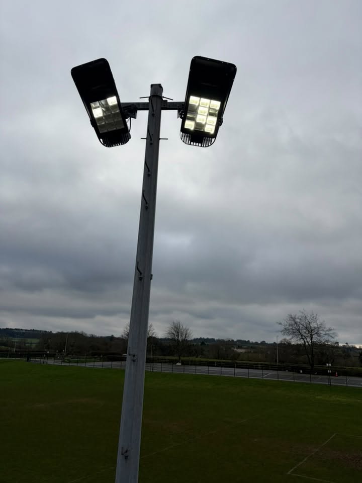 Playing court floodlight with one faulty lamp