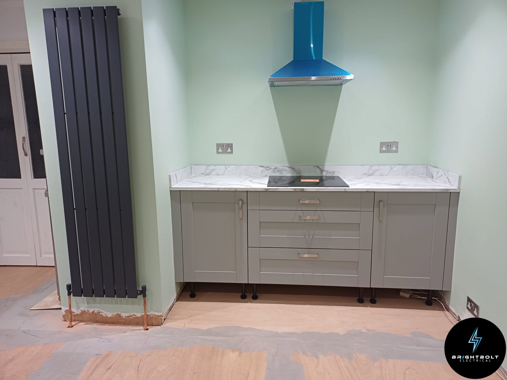 Hob, extractor and sockets in the Stroud kitchen